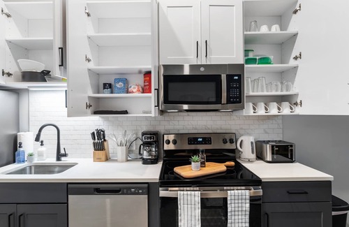 Downtown Cincinnati Apartment | CozySuites Modern 1BR | OTR District #01