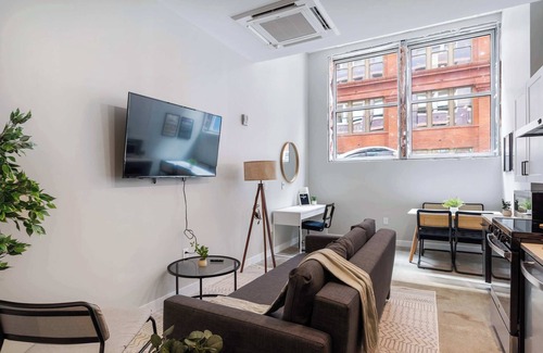 Downtown Cincinnati Apartment | CozySuites Modern 1BR | OTR District #02