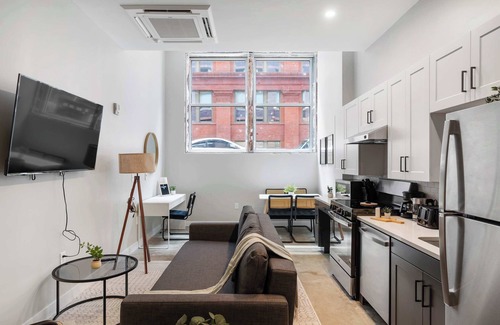 Downtown Cincinnati Apartment | CozySuites Modern 1BR | OTR District #02