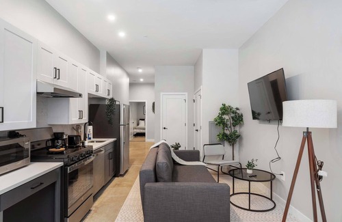 Downtown Cincinnati Apartment | CozySuites Modern 1BR | OTR District #02