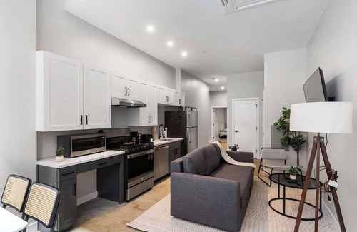 Downtown Cincinnati Apartment | CozySuites Modern 1BR | OTR District #02