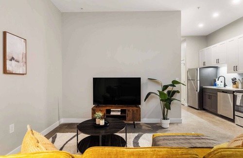 Downtown Cincinnati Apartment | CozySuites Modern 1BR | OTR District #04