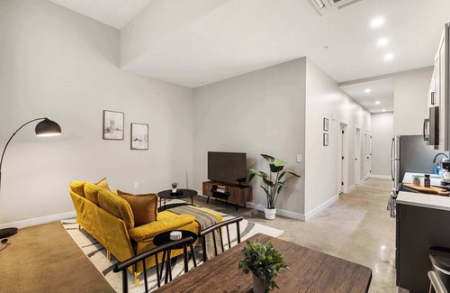 Downtown Cincinnati Apartment | CozySuites Modern 1BR | OTR District #04
