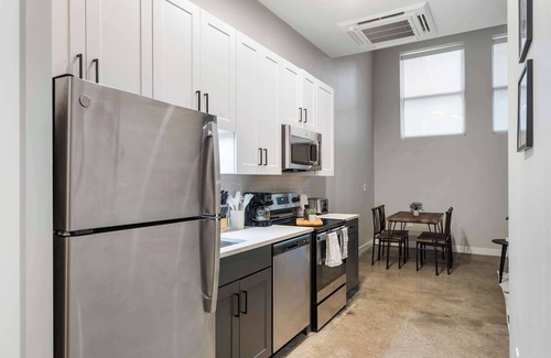 Downtown Cincinnati Apartment | CozySuites Modern 1BR | OTR District #04