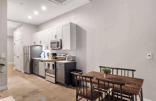 Downtown Cincinnati Apartment | CozySuites Modern 1BR | OTR District #04
