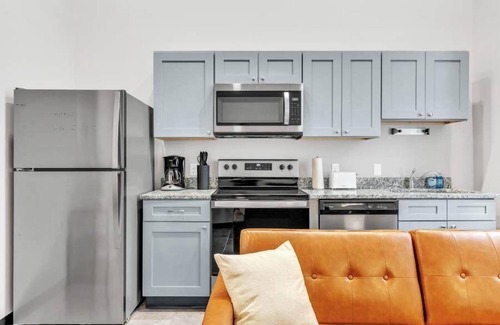 Cultural District Apartment | CozySuites Modern 1BR in Downtown Pitts #16