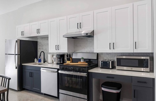 Downtown Cincinnati Apartment | CozySuites Modern 3BR | OTR District #17
