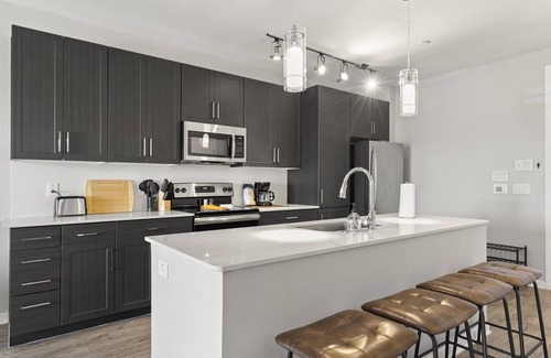 Pierson Place Historic District Apartment | CozySuites Paradise under the palm trees! 14