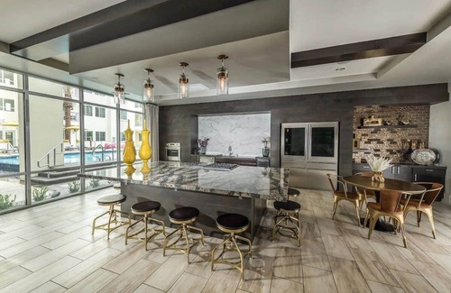 Pierson Place Historic District Apartment | CozySuites Paradise under the palm trees! 14