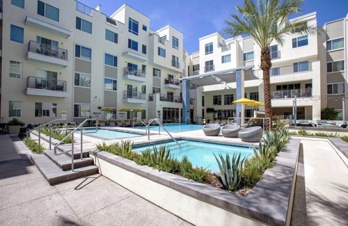 Pierson Place Historic District Apartment | CozySuites Paradise under the palm trees! 14