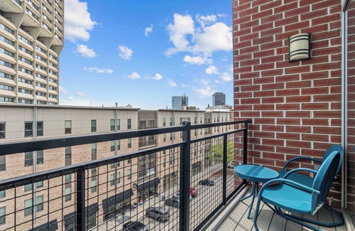 Mile Square Apartment | CozySuites - Penrose On Mass with pool & parking #1