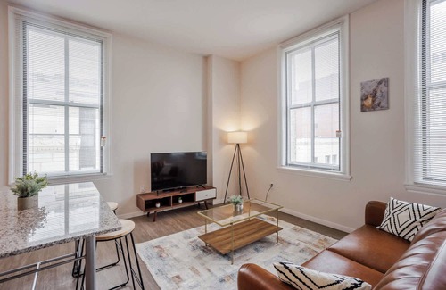 Downtown Cincinnati Apartment | CozySuites Sky Central #18