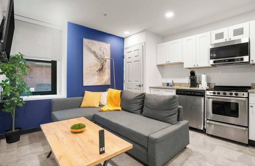 Cultural District Apartment | CozySuites Stunning 1BR in Downtown Pitts #4