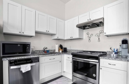 Cultural District Apartment | CozySuites Stunning 1BR in Downtown Pitts #5
