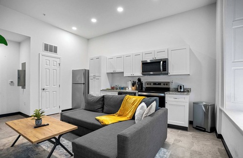 Cultural District Apartment | CozySuites Stunning 1BR in Downtown Pitts #7