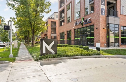 Meridian-Kessler Apartment | CozySuites Stylish 2BR at Meridian Kessler