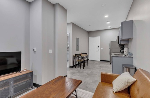 Strip District Apartment | CozySuites Stylish 1BR in Downtown Pitts #14
