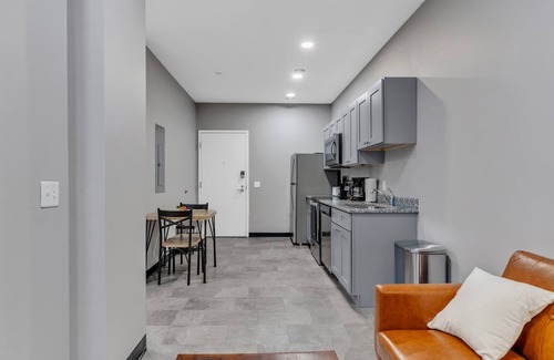 Strip District Apartment | CozySuites Stylish 1BR in Downtown Pitts #14