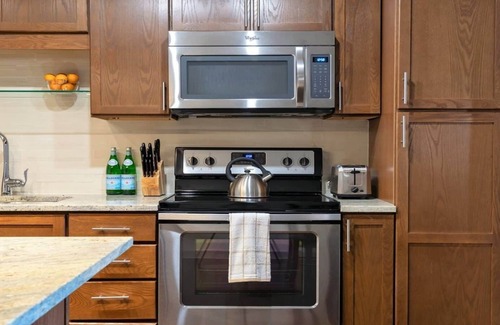 Downtown Dallas Apartment | CozySuites | TWO Lovely 2BR 2BA Condo