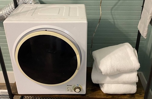 Fountain Inn Apartment | Cozytown Studio in downtown Fountain Inn. No cleaning fees.