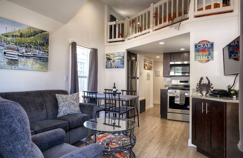 Fort Bragg House | Crab Shack - Within walking distance to the local fishing and crab charters in the Noyo harbor