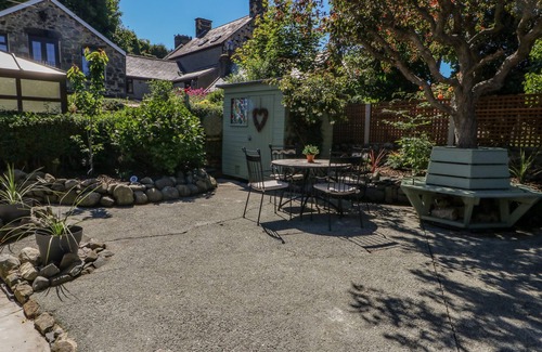 Llanfairfechan Cottage | CRABAPPLE COTTAGE, romantic, with open fire in Llanfairfechan
