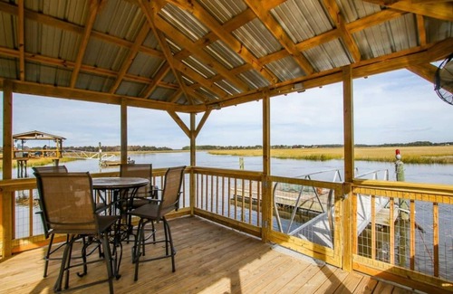 Midway House | Crabbin Cabin * Spacious, Seasonal Riverside Home