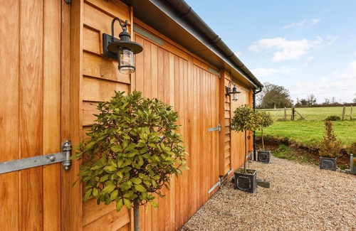 Waterlooville Cottage | Crabden Meadows, Blendworth - sleeps 2 guests in 1 bedroom + sofa bed