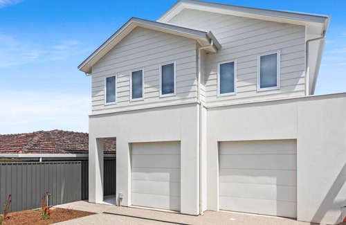 McCracken House | Cracken Views Contemporary oasis in Victor Harbor