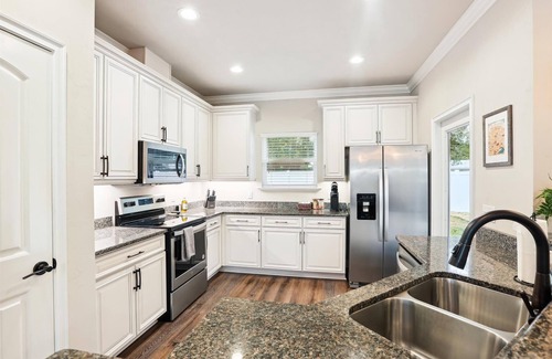 Hazel Heights House | Craftsman Grove - A Tranquil Retreat in GNV, spacious primary bedroom, sleeps 7