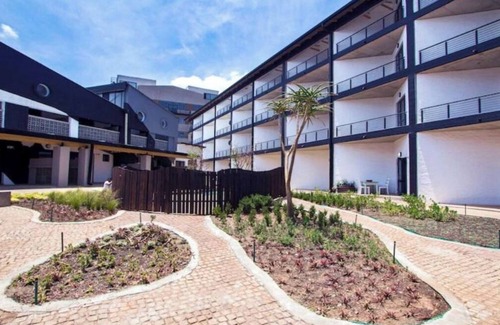 Downtown Johannesburg Apartment | Craftsmen's ship Maboneng, Apartment