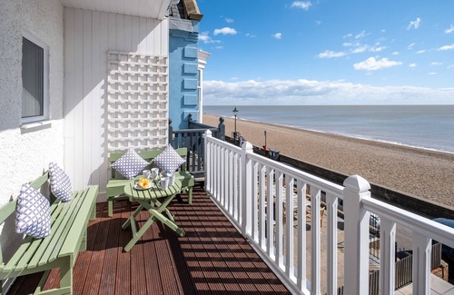 Aldeburgh Cottage | Crag’s Nest - Seafront/Sea View Apartement - sleeps 4 guests in 2 bedrooms