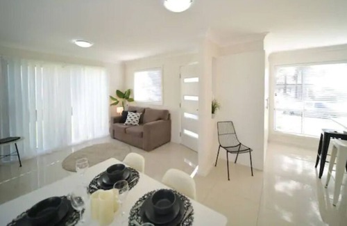 Oxley Park House | Craig's Place - 2br, 1bth house 10 mins to Eastern Creek, 10m to Eastern Creek
