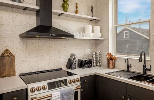 Fifth Ward House | Cream City Victorian Parking AC Patio Walkable