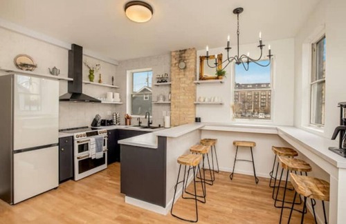 Fifth Ward House | Cream City Victorian Parking AC Patio Walkable