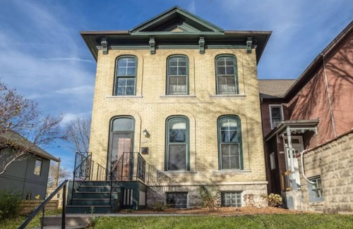 Fifth Ward House | Cream City Victorian Parking AC Patio Walkable