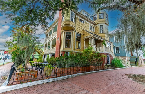 Historic Downtown Savannah House | Create Memories with friends and family, Stay at Savannah Manor Historic Mansion