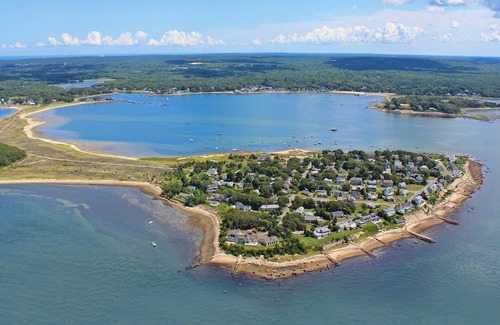 Bourne House | Create summer memories in 4 B/R home within a 5 minute walk to 3 beaches
