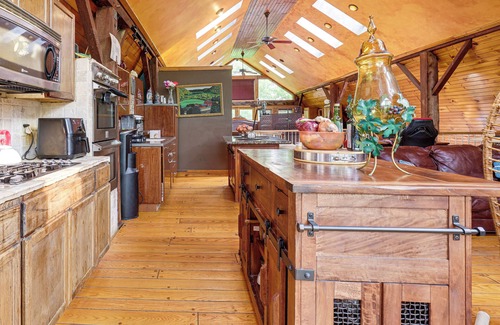Auburn Apartment | Creativity Nook: Rustic Studio 2 Mi to Owasco Lake