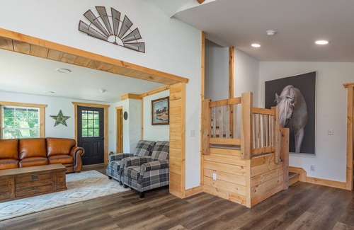 Cattail Creek Other | Creek Access, Fire Pit, Grill, Wifi, Mtn View, Country Farmhouse, Easy Access
