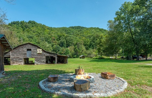 Cattail Creek Other | Creek Access, Fire Pit, Grill, Wifi, Mtn View, Country Farmhouse, Easy Access