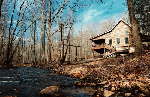Dahlonega Cabin | Creek Cabin Retreat w/Hot-Tub
