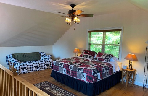 Blairsville Cabin | Creek front Cabin with 1000 sq foot GAME ROOM and Hot Tub