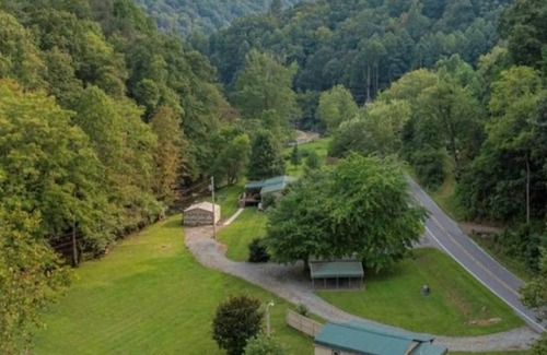 Hot Springs Cottage | Creek Life Cottage is a place where you can relax and unwind on the creek.