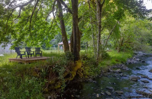 Sherwood - Tualatin North Apartment | Creek-Side Camping in a Classic - Unique Northwest Vacation Rentals
