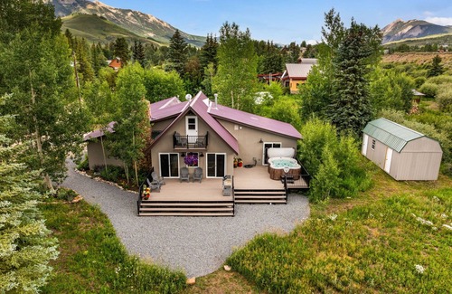 Crested Butte House | Creek Side Getaway