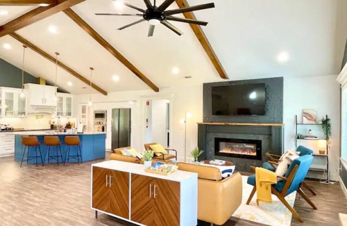 Fayetteville House | Creek Side Retreat w/ HotTub by Lake & Bike Trails