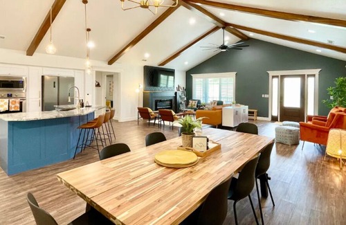 Fayetteville House | Creek Side Retreat w/ HotTub by Lake & Bike Trails