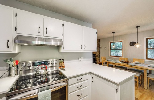 Maggie Valley Cottage | Creek View + Hot Tub: Woodsy Maggie Valley Cottage