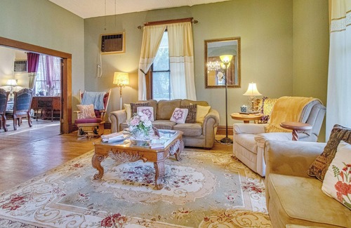 Yellville House | Creekfront Yellville Manor w/Parlors & Fire Pit!
